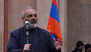 Ալեն Սիմոնյանը ո՞վ ա, էն թքn՞ղն ա. Սրբազան