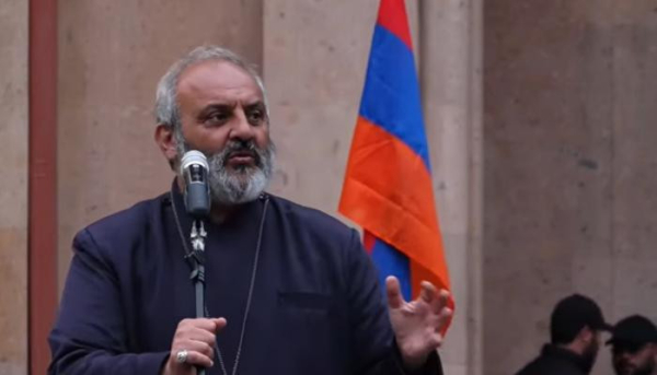 Բագրատ սրբազանի ելույթը Սուրբ Աննա եկեղեցու բակում