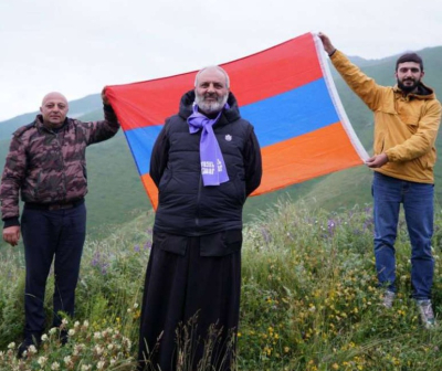 Սրբազան Հայրը բարձրացել է Խուստուփ լեռ